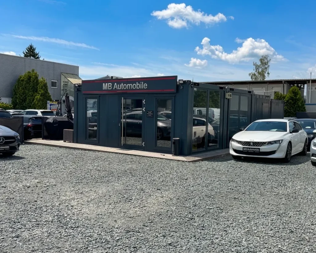 Eingangsbereich des MB Automobile Verkaufscontainers am Standort Weiterstadt