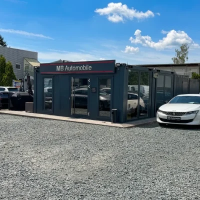 Eingangsbereich des MB Automobile Verkaufscontainers am Standort Weiterstadt